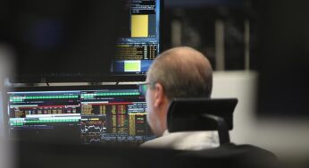 Dax startet im Minus – Ölpreissprung schürt neue Zinssorgen