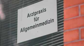 Lang nennt geplante Attestpflicht ab Tag eins eine „Schnapsidee“