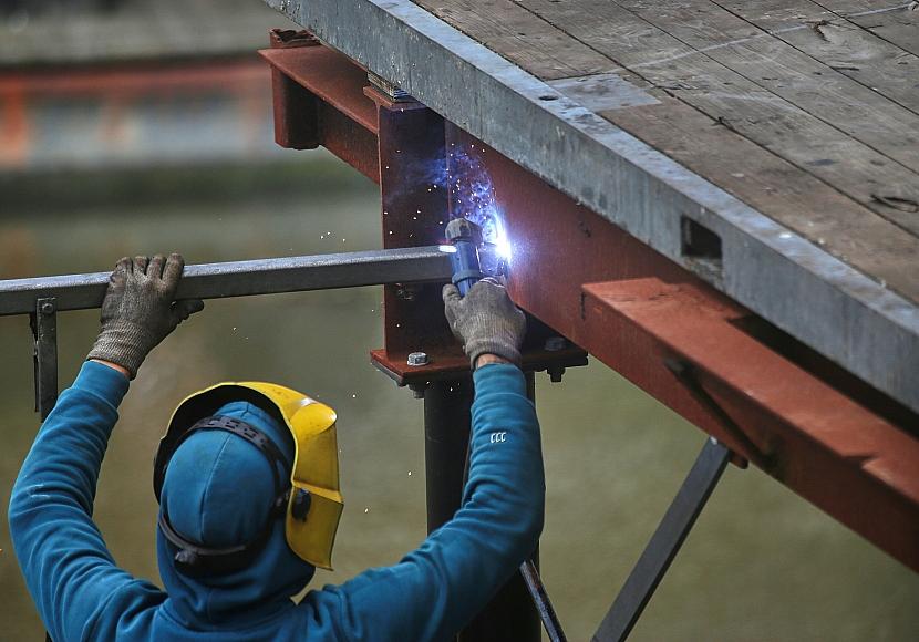 Industrie stellt weniger ein