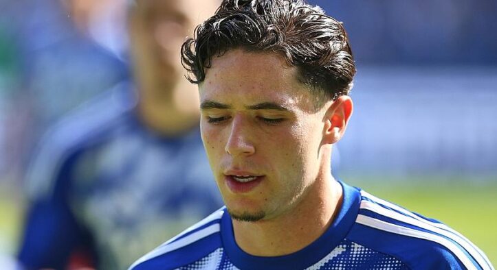 2. Bundesliga: Schalke verteidigt Tabellenführung in Unterzahl