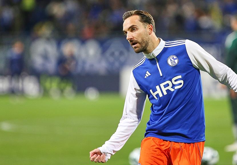 2. Liga: Schalke schlägt Karlsruhe und bleibt Tabellenführer