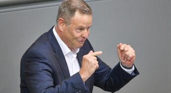 Linke wirft Merz nach WM-Post Realitätsverlust vor