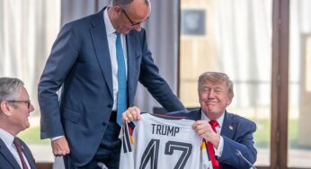Merz schenkt Trump Deutschlandtrikot