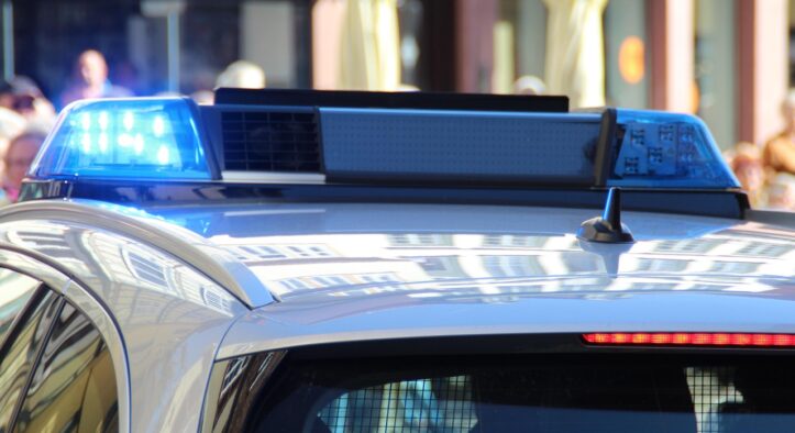 Großalarm in deutscher Großstadt: SUV rast in Menschengruppe