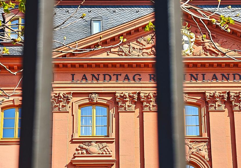 CDU-Regierung in Rheinland-Pfalz hält an Einbürgerung ohne Sprachtest fest