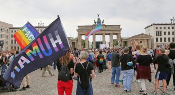 Hunderte trauern nach CSD-Anschlag am Brandenburger Tor
