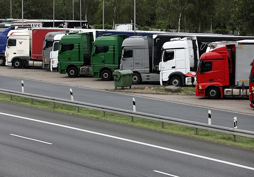 Zahl mautpflichtiger Lkws auf Autobahnen im Juni gesunken