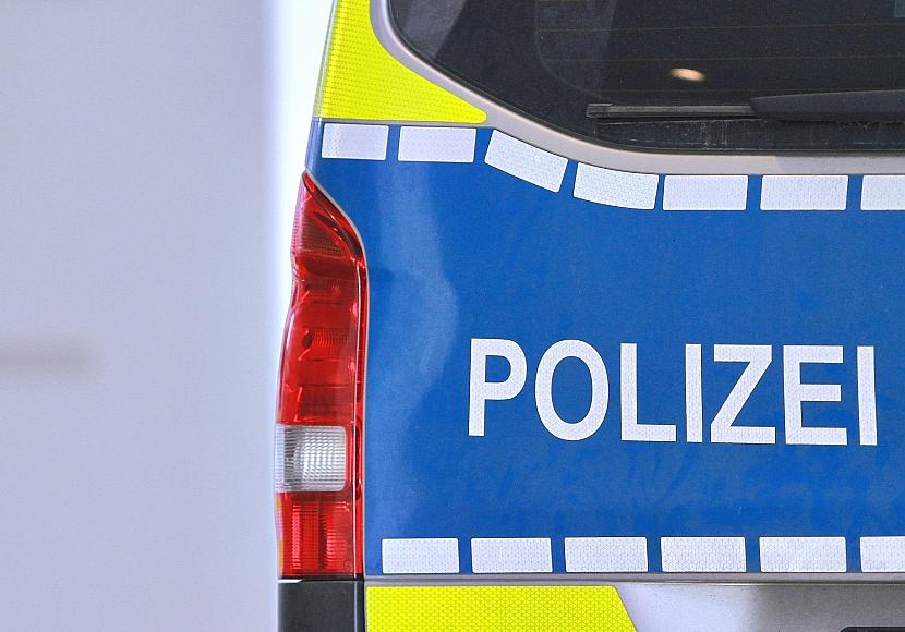 Kleinflugzeug stürzt in Niedersachsen in Wohnhaus