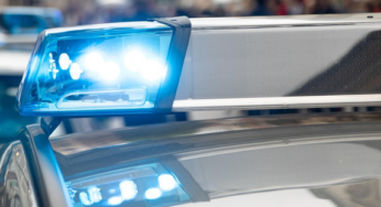 Autofahrer rast in Menschengruppe