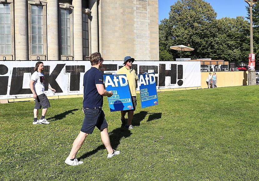 AfD-Protest vor Berliner Volksbühne endet mit Tumult