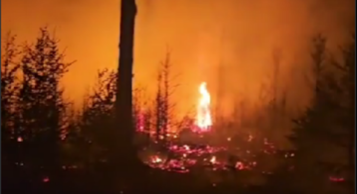 Feuer rast auf deutsche Mittelalterstadt zu