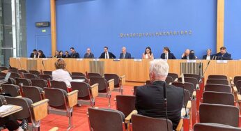 Bundesregierung fordert von Bevölkerung „Vertrauen“