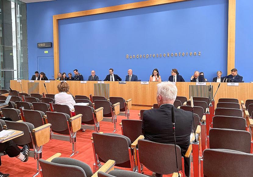 Bundesregierung fordert von Bevölkerung „Vertrauen“