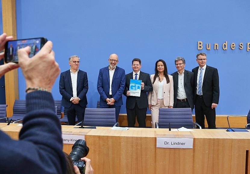 Wirtschaftsinstitute verdoppeln Konjunkturprognose wieder