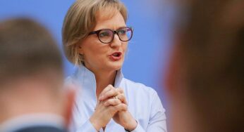 Grüne kritisieren Schröder für Geburtstagsbesuch bei Putin