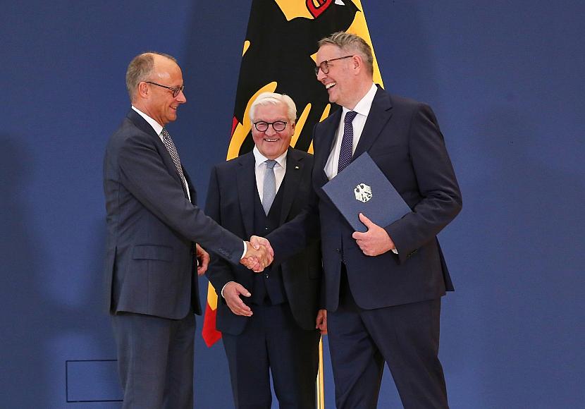 Schweitzer bekommt Ernennungsurkunde als Arbeitsminister